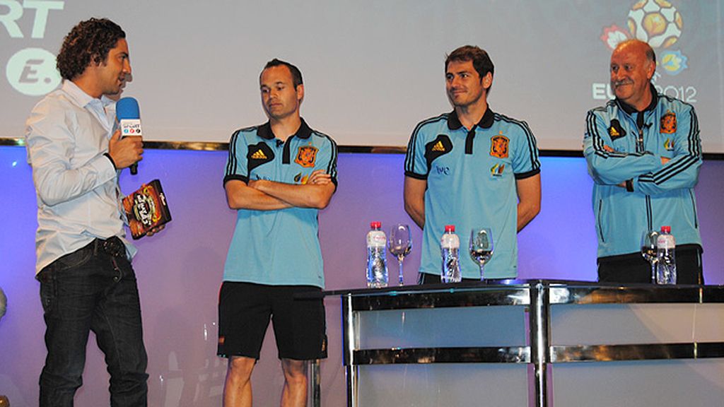 Vasile, J.J. Santos, Manu, Sara, Casillas, Iniesta, Del Bosque, en la presentación