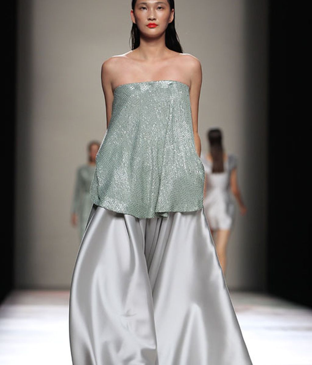 Siluetas fluidas que evocan un verano perpetuo