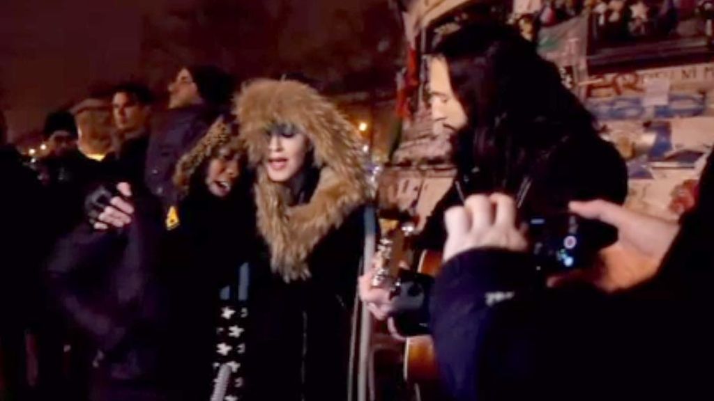 Madonna canta por las víctimas de París en la plaza de la República