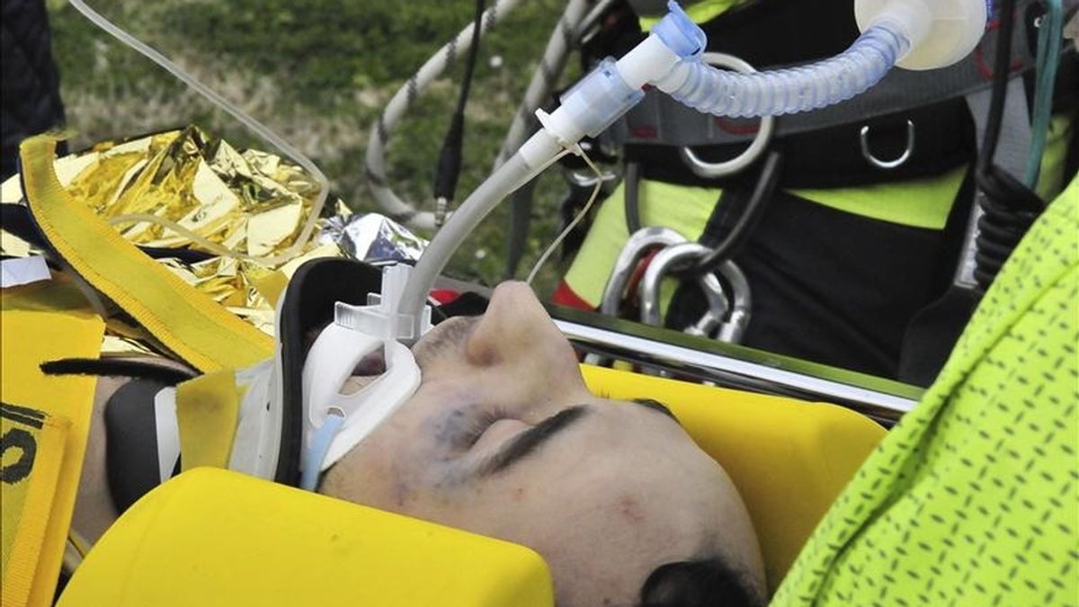 El piloto polaco de Fórmula Uno, Robert Kubica, es trasladado a un hospital tras sufrir múltiples fracturas en el brazo, la mano y la pierna derecha en un grave accidente ocurrido ayer en el rally "Ronde di Andora", en Andora, Italia. EFE