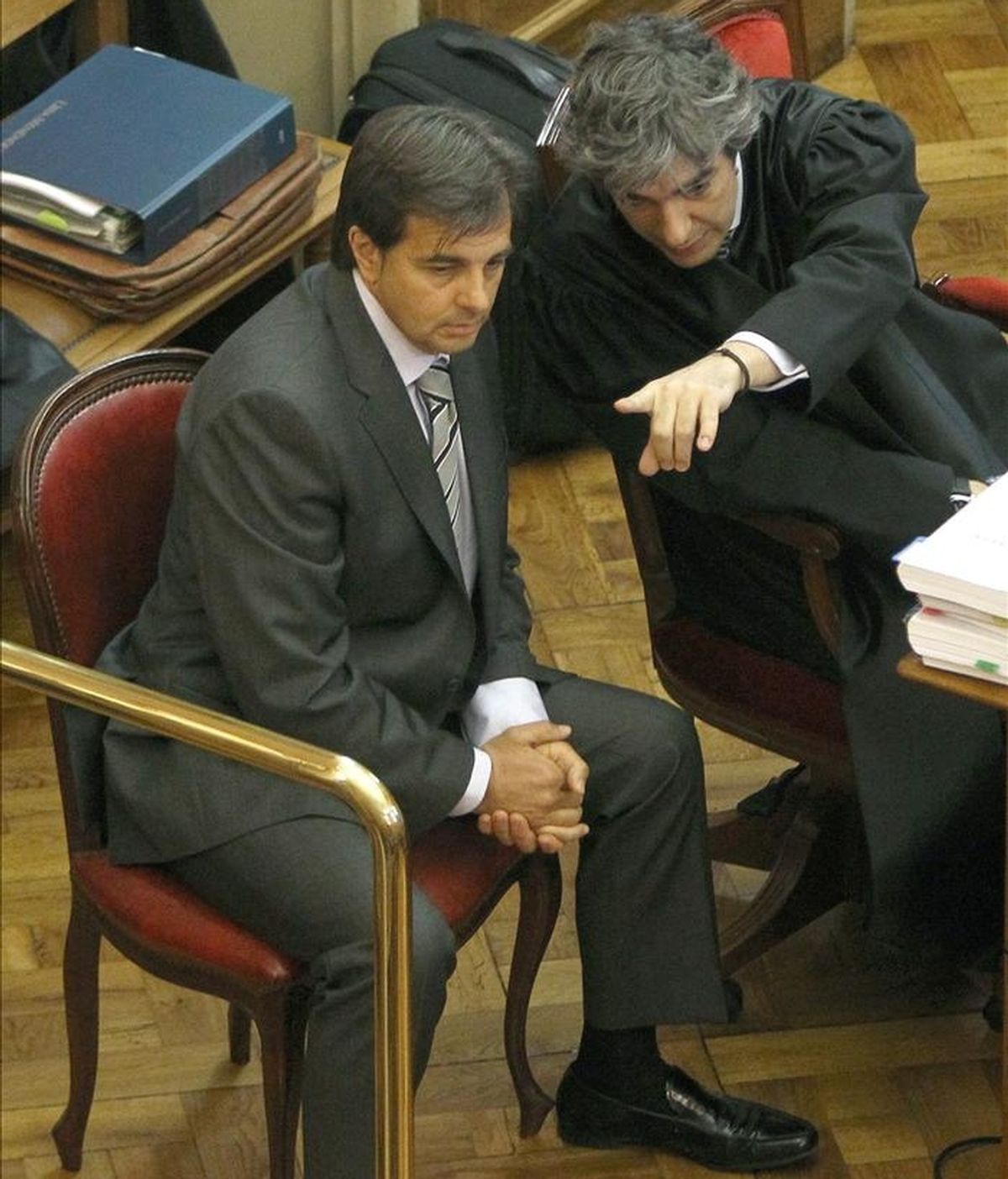 El yerno y jefe de seguridad de los joyeros Tous, Lluís Corominas (i), acusado de matar a un presunto ladrón conversa con su abogado durante el juicio. EFE