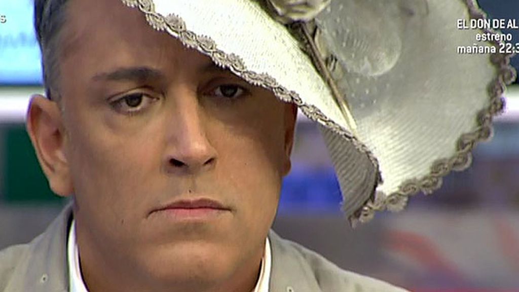 Los colaboradores se prueban diferentes tocados
