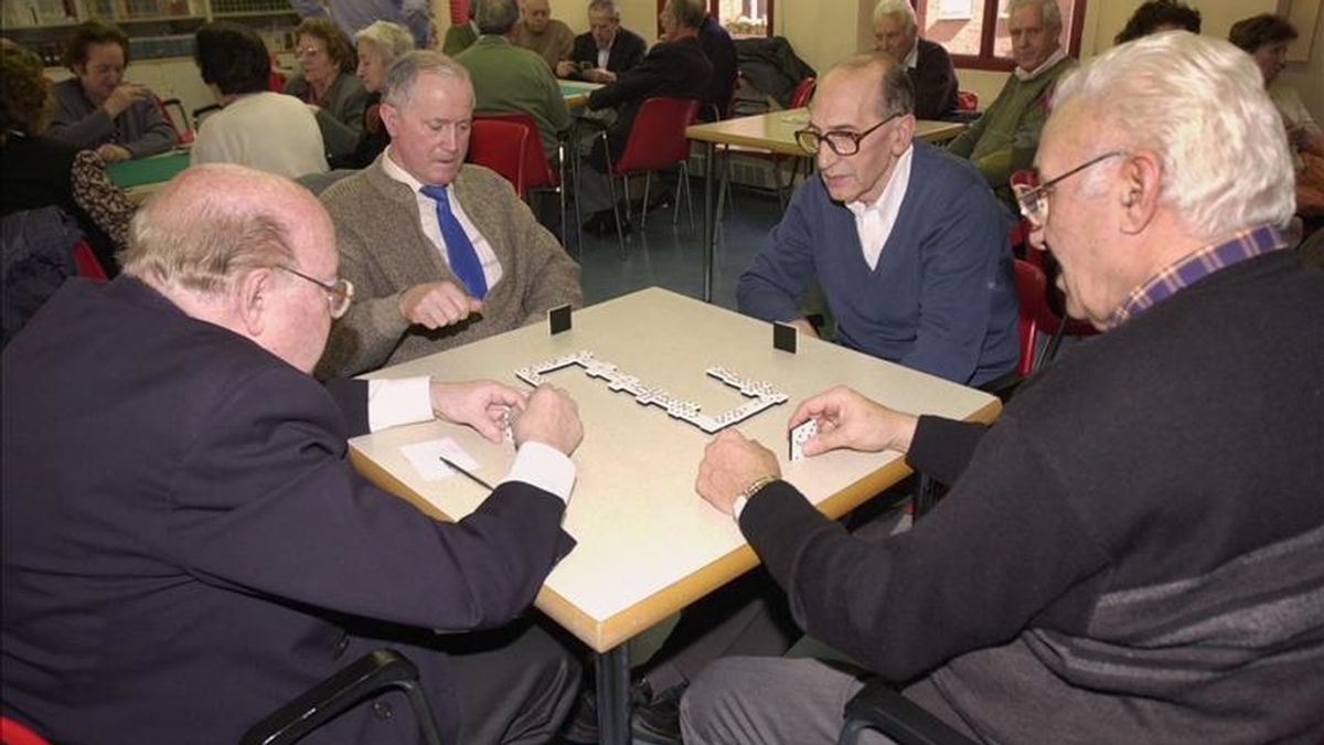 En la imagen, jubilados juegan al dominó en un centro para la Tercera Edad. EFE/Archivo