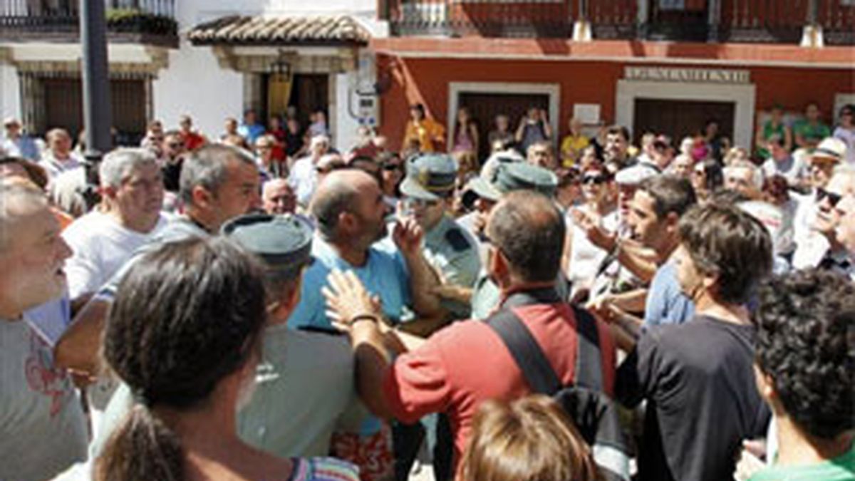 La Guardia Civil interviene en los enfrentamientos en Poyales del Hoyo. Foto EFE