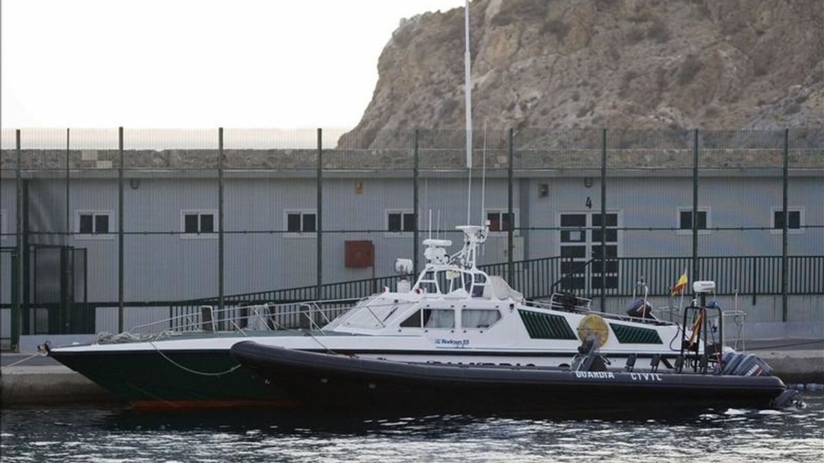 Una embarcación de la Guardia Civil permanece atracada frente al Centro de Internamiento de Inmigrantes, en el puerto de Almería. EFE/Archivo