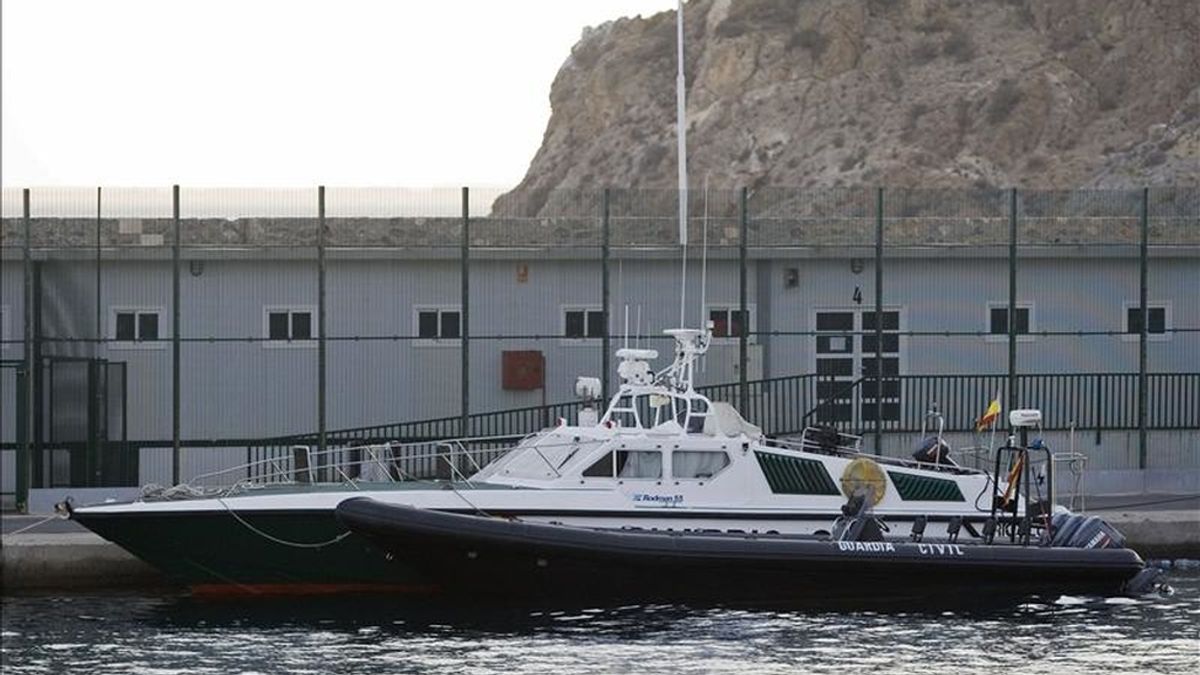 Una embarcación de la Guardia Civil permanece atracada frente al Centro de Internamiento de Inmigrantes, en el puerto de Almería. EFE/Archivo Una embarcación de la Guardia Civil permanece atracada frente al Centro de Internamiento de Inmigrantes, en el puerto de Almería. EFE/Archivo