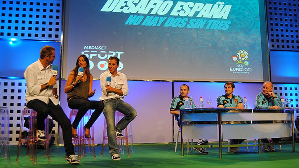 Vasile, J.J. Santos, Manu, Sara, Casillas, Iniesta, Del Bosque, en la presentación