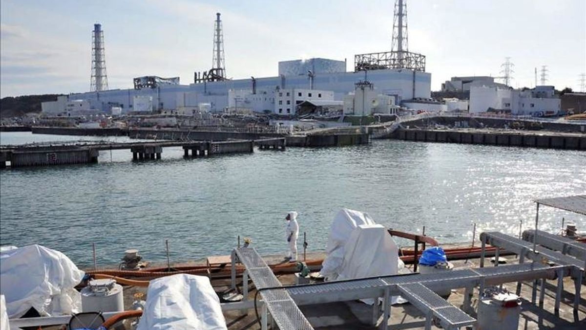 Fotografía de cortesía del 3 de abril de 2011, que muestra a una embarcación militar estadounidense que lleva agua pura, cerca de la planta nuclear de Fukushima Daiichi, en la prefectura de Fukushima al noreste de Japón. EFE