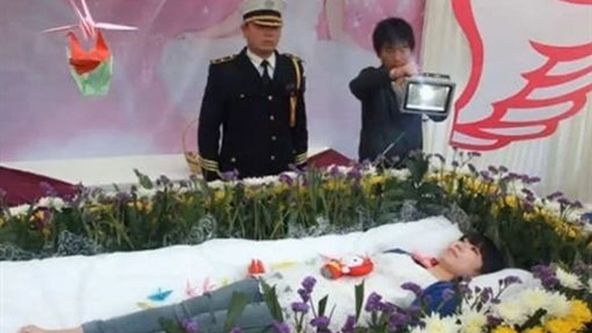 Una joven china crea y vive su propio funeral