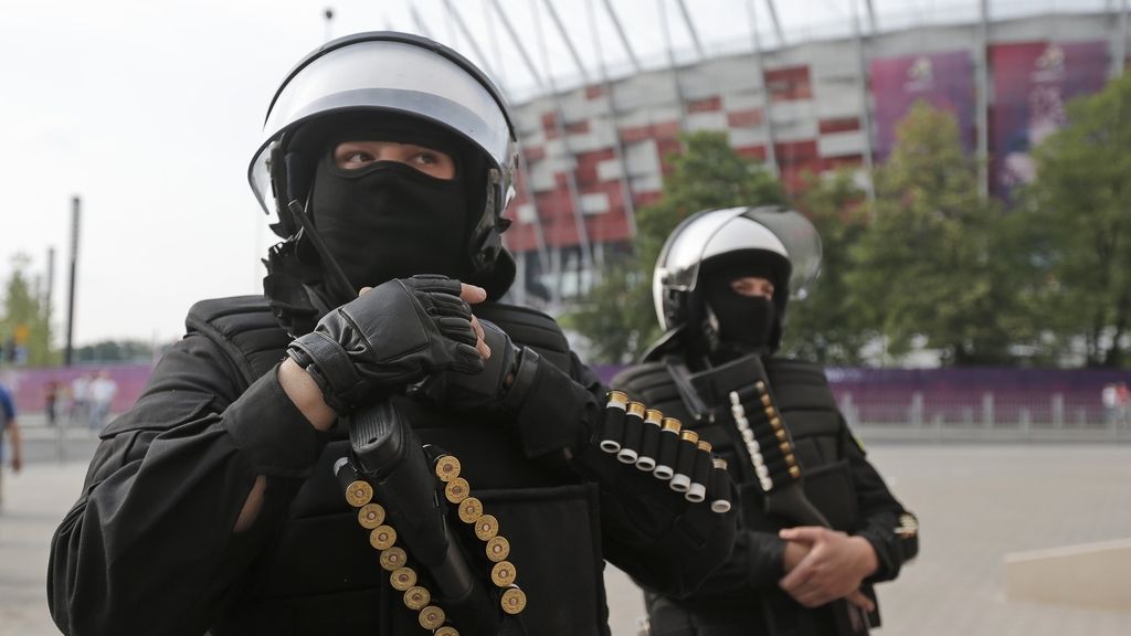 Peleas, destrozos, insultos racistas y detenciones