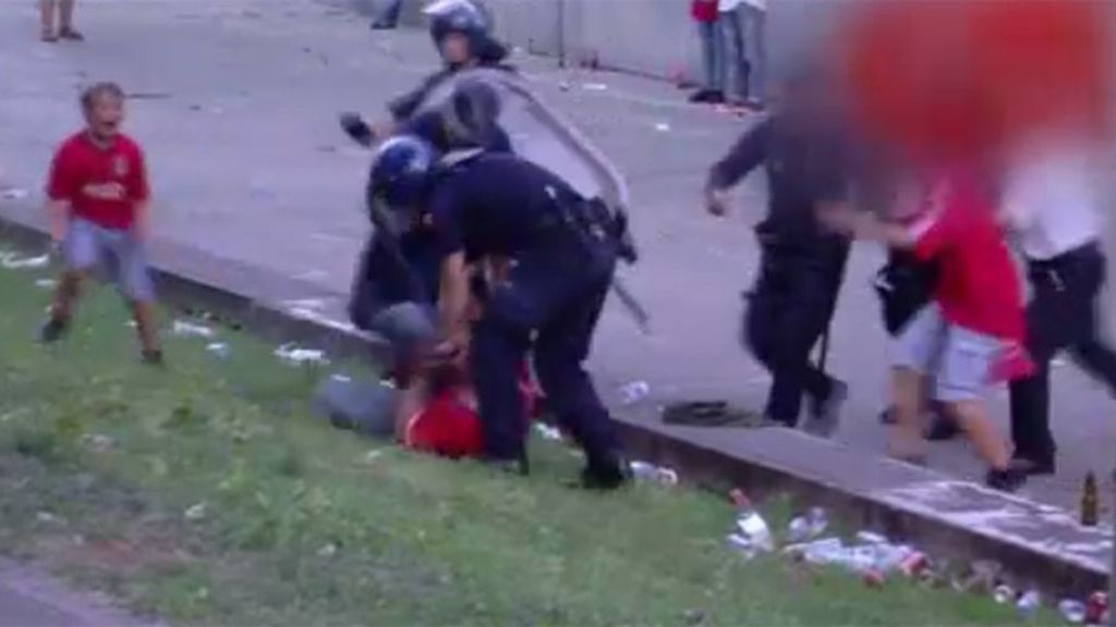 La policía portuguesa golpea brutalmente a un padre delante de su hijo