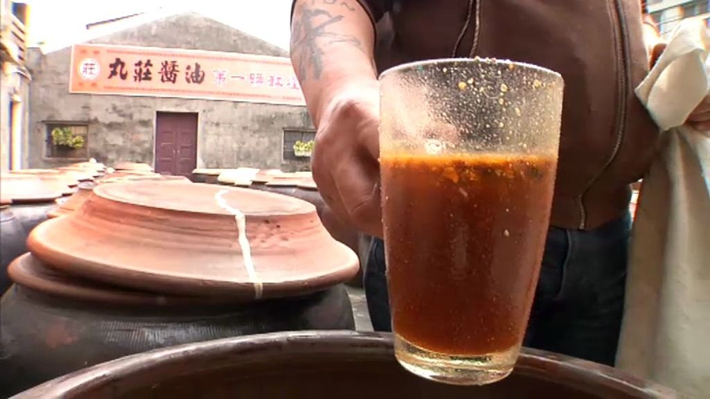 Yen nos enseña el proceso de fabricación de la salsa de soja, la más vendida en Taiwán