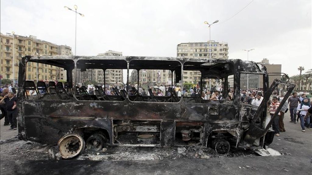 Restos de un autobús quemado en la céntrica plaza Tahrir de El Cairo, tras los violentos enfrentamientos de esta madrugada entre manifestantes y militares. EFE