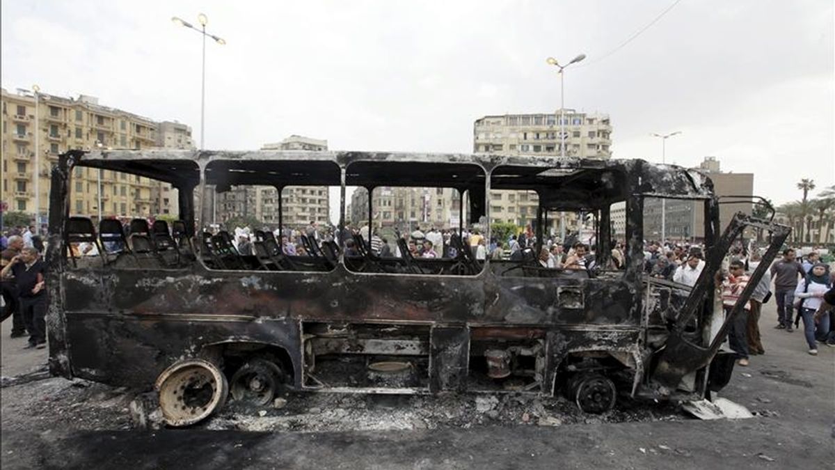 Restos de un autobús quemado en la céntrica plaza Tahrir de El Cairo, tras los violentos enfrentamientos de esta madrugada entre manifestantes y militares. EFE
