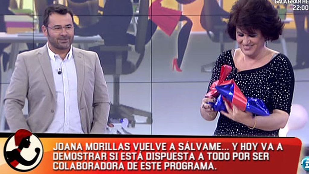 La colaboradora, aunque reacia, se enfunda la camiseta