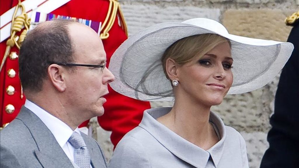 El príncipe Alberto de Mónaco y su prometida, Charlene Wittstock, abandonan la abadía de Westminster tras la boda del príncipe Guillermo y Kate Middleton en Londres (Reino Unido) el pasado 29 de abril. EFE/Archivo El príncipe Alberto de Mónaco y su prometida, Charlene Wittstock, abandonan la abadía de Westminster tras la boda del príncipe Guillermo y Kate Middleton en Londres (Reino Unido) el pasado 29 de abril. EFE/Archivo