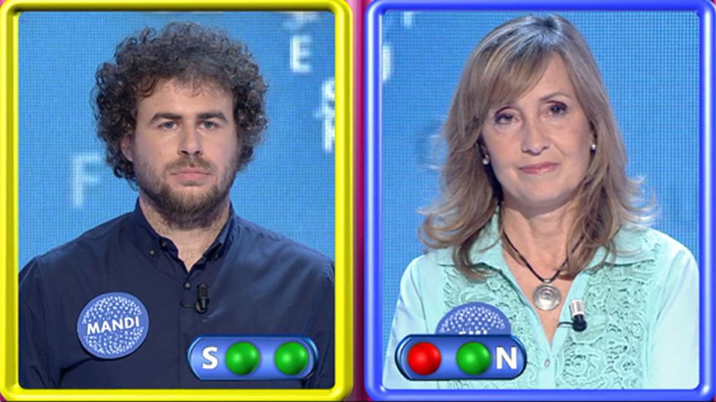 Emi repite en la silla azul