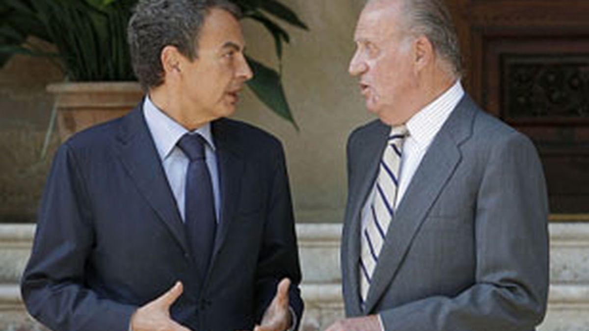 El presidente del Gobierno y el Rey en uno de sus anteriores encuentros en Marivent. Video: ATLAS