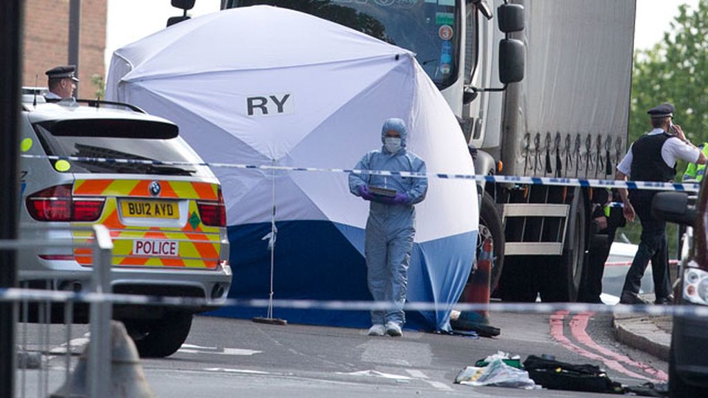 Dos hombres matan y degüellan a un soldado británico en Londres