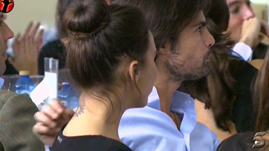 Confirmaron el noviazgo con un beso en públio