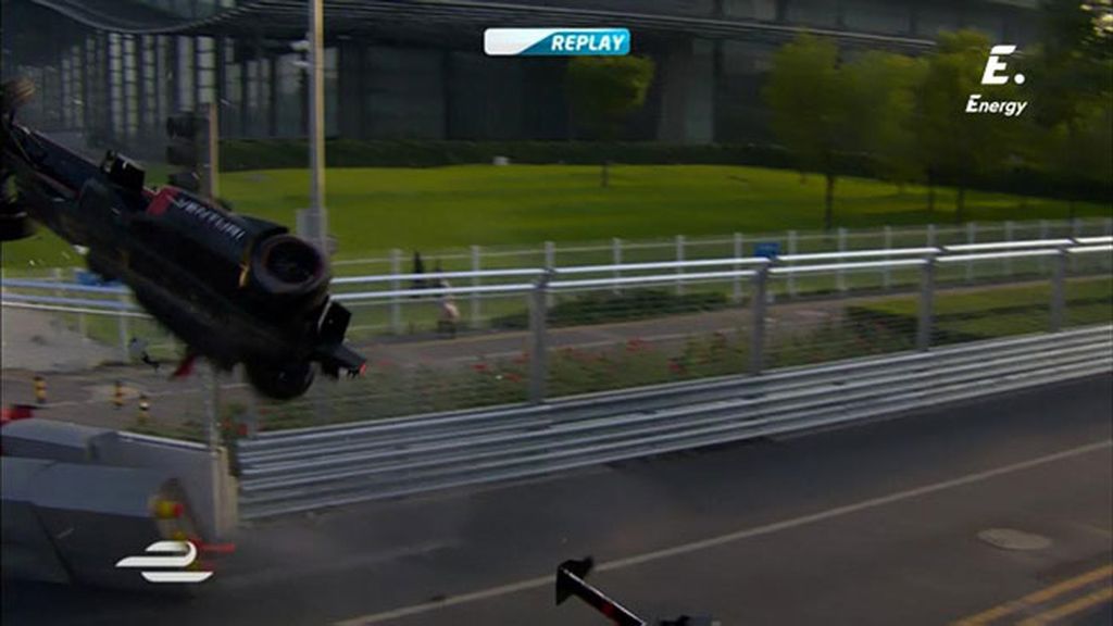 ¡Brutal accidente entre Prost y Heidfeld luchando por la victoria en la última curva!