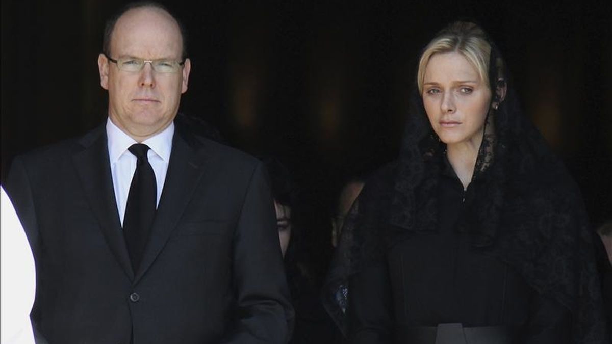 El príncipe Alberto II de Mónaco (i) y su prometida, Charlene Wittstock (d), salen de la catedral de Mónaco tras el funeral de Antonietta de Mónaco, hermana del ex soberano Rainiero III, el pasado 24 de marzo. EFE/Archivo