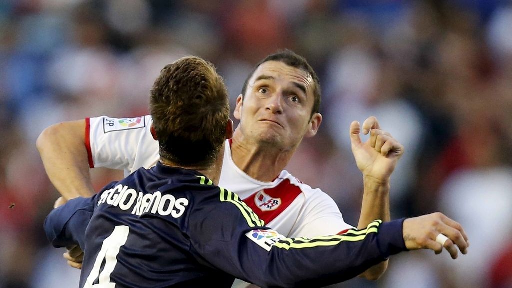 Andrija Delibasic disputa un balón con el defensa del Real Madrid, Sergio Ramos