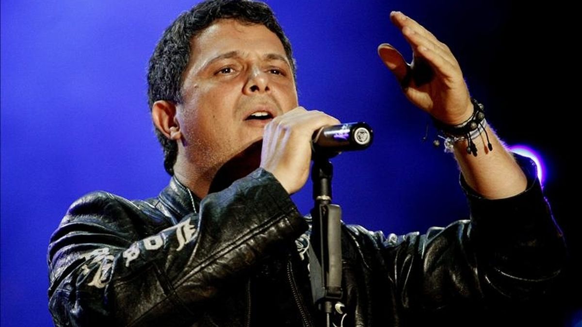 El cantante español Alejandro Sanz se presenta en el concierto "Voces Solidarias" en Bogotá (Colombia). El concierto es en beneficio de los afectados por las lluvias e inundaciones en el país. EFE