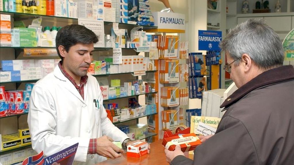 Un hombre adquiere un medicamento hoy en una farmacia de Madrid. EFE/Archivo Un hombre adquiere un medicamento hoy en una farmacia de Madrid. EFE/Archivo