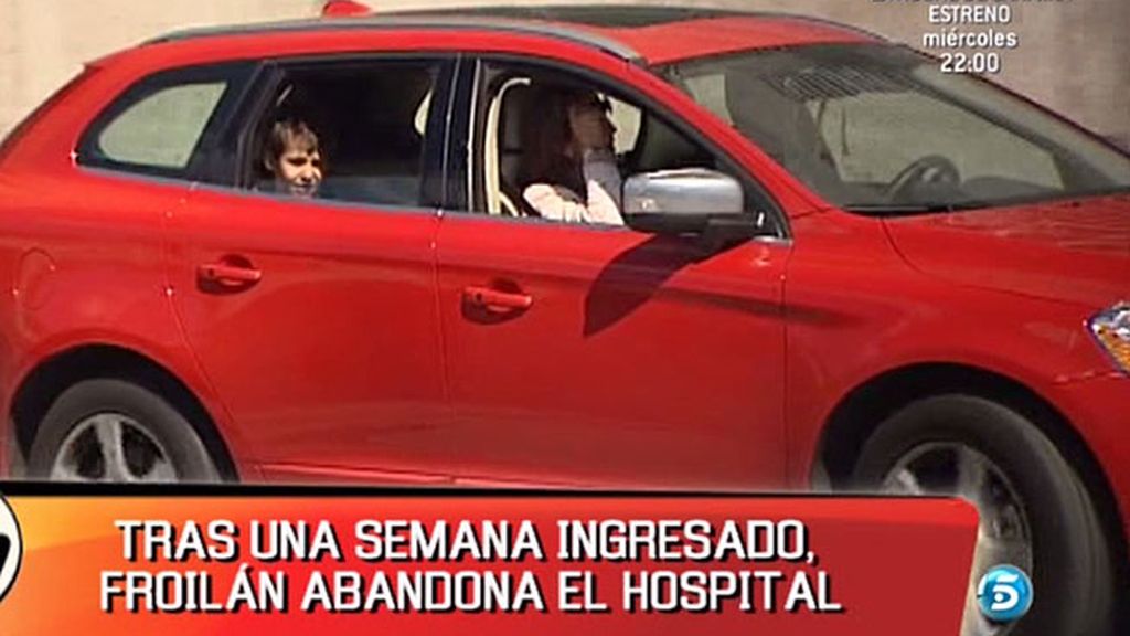 En coche, el nieto del Rey abandona el hospital junto a su madre
