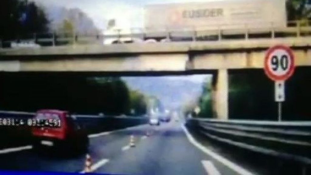 Captan el momento en el que se derrumba un puente de una autopista de Milán