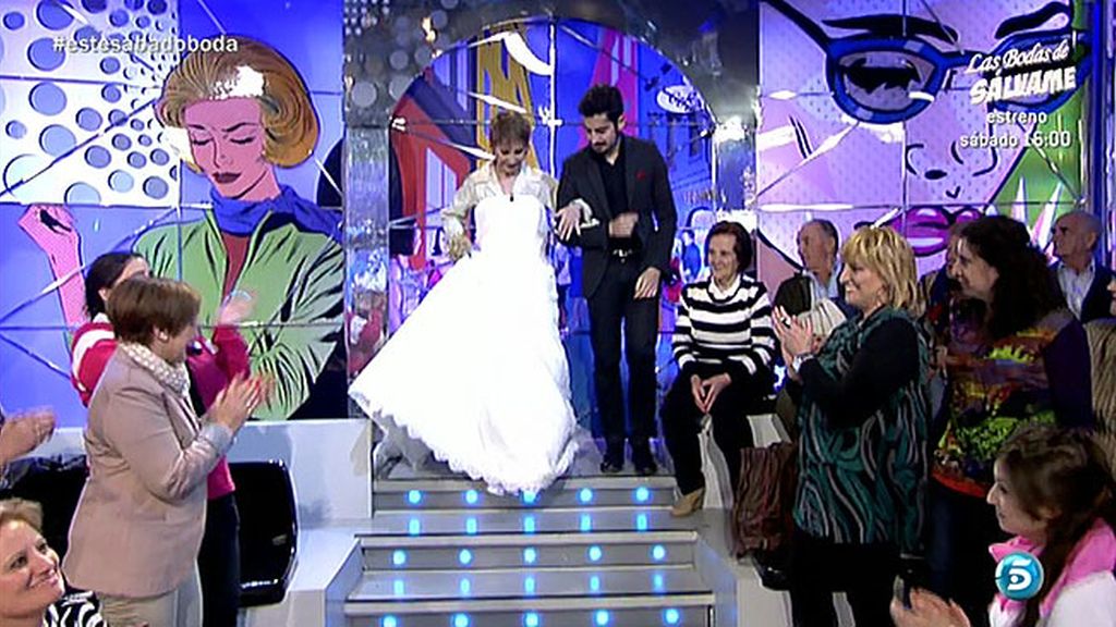 Las colaboradores y los colaboradores desfilan de blanco