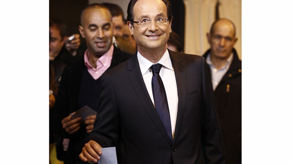 El candidato socialista François Hollande vota en Tulle