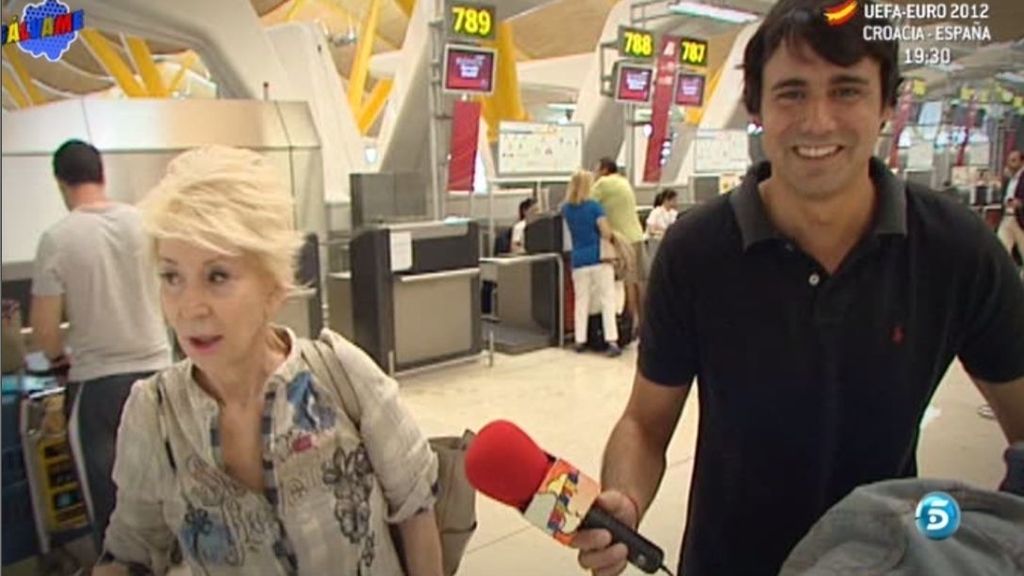 Ion Aramedi la acompaña mientra factura el equipaje