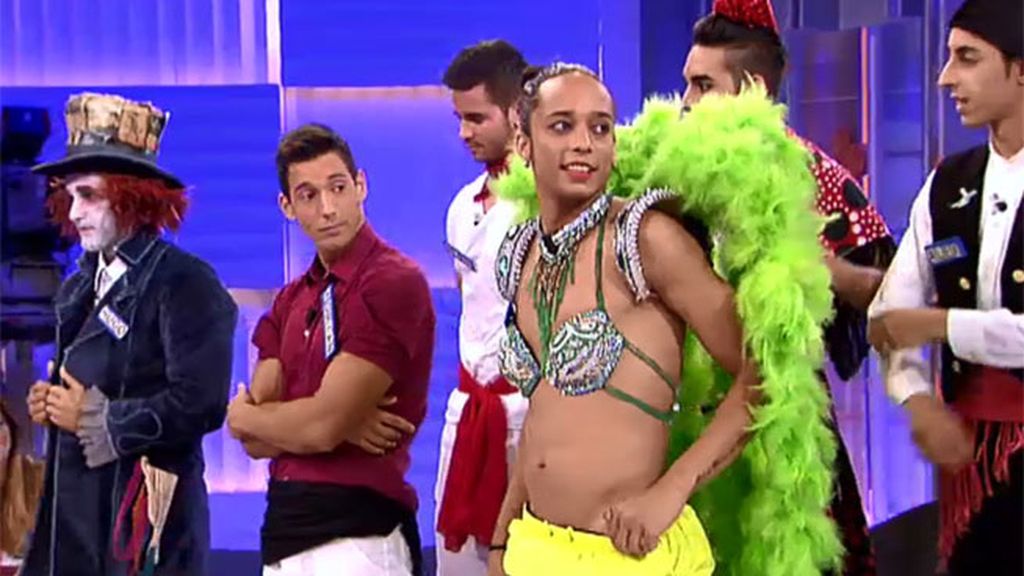 Jennifer proclama a Tai como ganador del desfile de fiestas populares