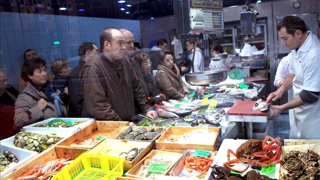 Varias personas compran en un mercado de Bilbao. EFE/Archivo Varias personas compran en un mercado de Bilbao. EFE/Archivo