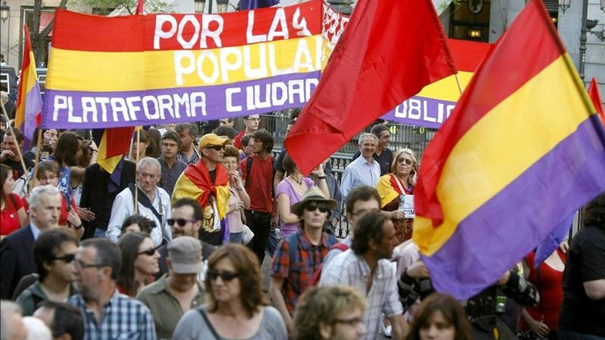 Asistentes a la manifestación convocada por el Partido Comunista de España (PCE), en favor de la República, ha transcurrido esta tarde entre la Plaza de Cibeles y la Puerta del Sol de Madrid. EFE