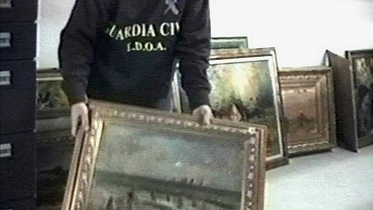 En la imagen, un Guardia Civil muestra un cuadro robado y recuperado. EFE/DArchivo
