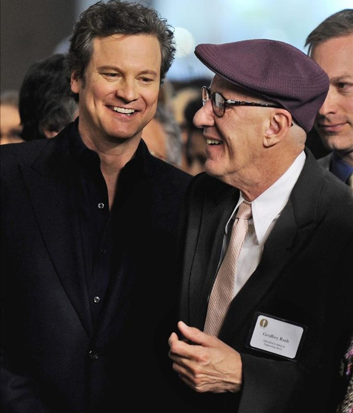 Los actores británicos Geoffrey Rush (d) y Colin Firth (i) a su llegada al tradicional almuerzo que ofrece la Academia de Hollywood en Beverly Hills, California (EE.UU.). EFE