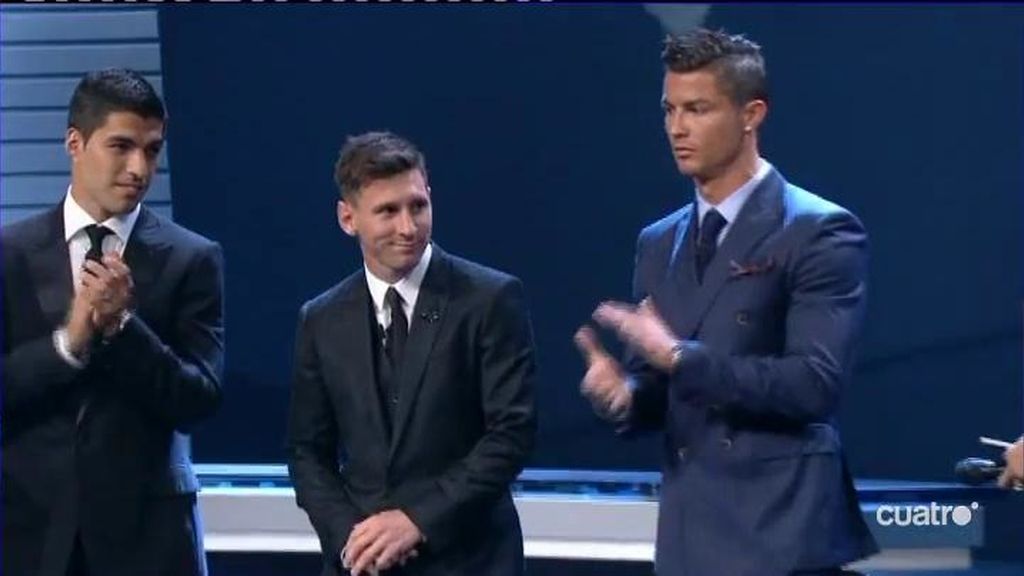Así recibió Messi el premio al mejor jugador de la Champions ante los aplausos de Cristiano