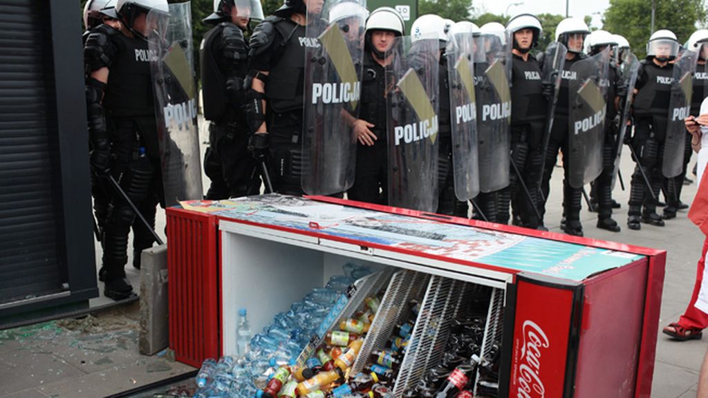 Peleas, destrozos, insultos racistas y detenciones