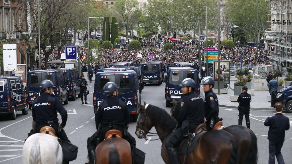 Efectivos de la Policía Nacional protegen los accesos al Congreso de los Diputados, en cuyas inmediaciones se ha convocado una protesta contras las principales instituciones del Estado con el lema "Asedia el Congreso".