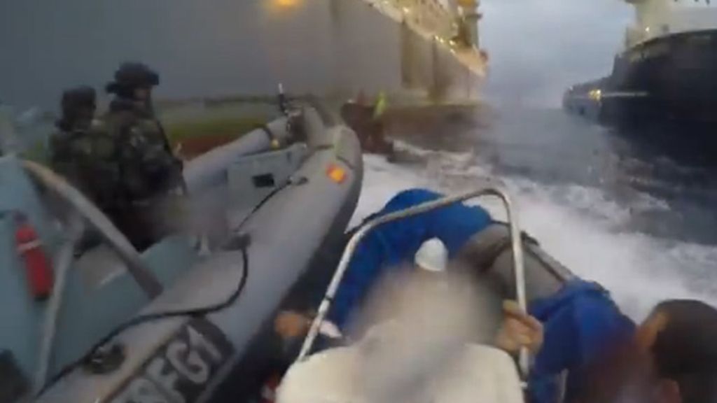 La armada colisiona contra los botes de los activistas de Greenpeace en Canarias