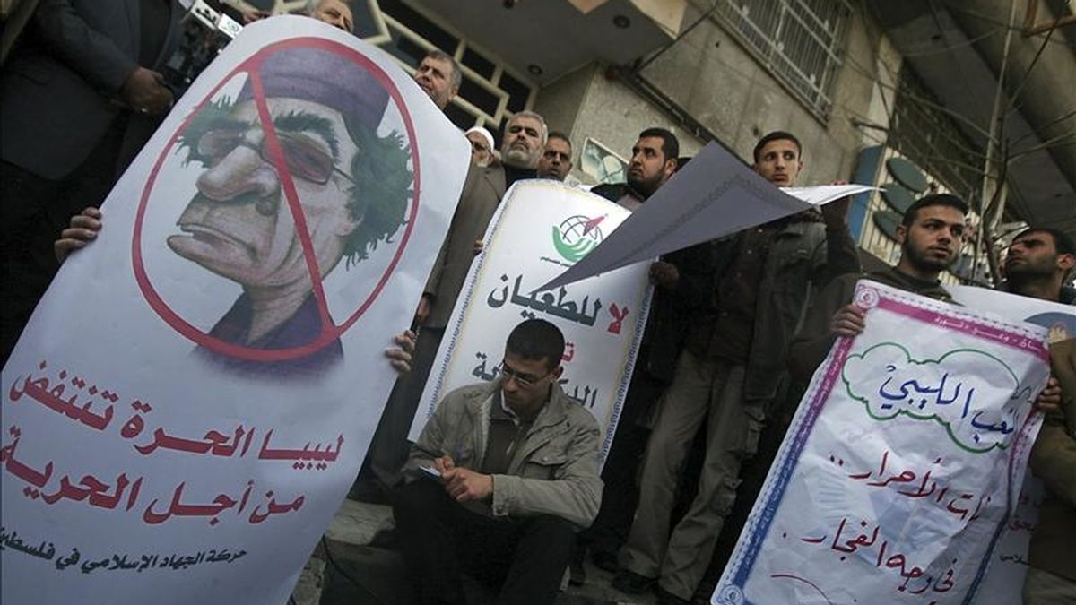 Palestinos protestan contra el líder libio Muamar el Gadafi, durante una muestra de solidaridad con los manifestantes en Libia, hoy martes 22 de febrero de 2011 en Gaza, Franja de Gaza. EFE Palestinos protestan contra el líder libio Muamar el Gadafi, durante una muestra de solidaridad con los manifestantes en Libia, hoy martes 22 de febrero de 2011 en Gaza, Franja de Gaza. EFE