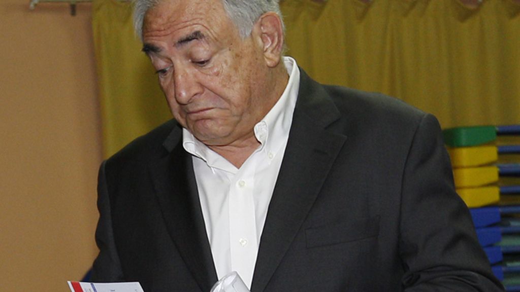Dominique Strauss-Kahn votando en Sarcelles