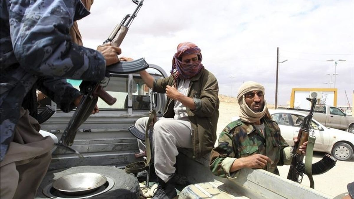 Rebeldes libios patrullan el punto fronterizo de Wazin, al sur de la frontera de Libia con Túnez. EFE