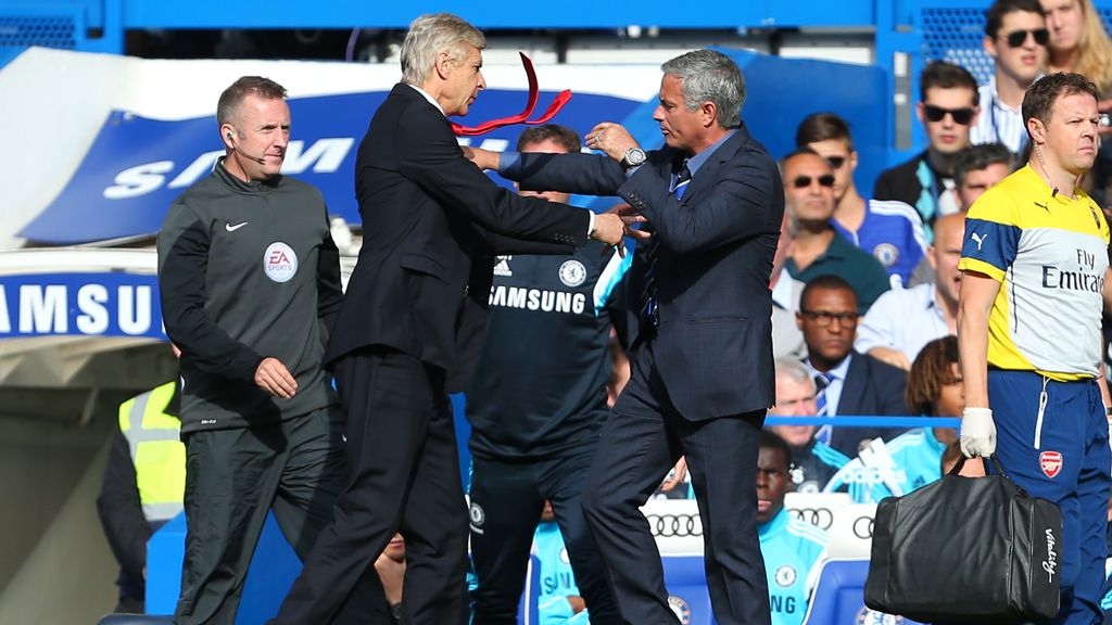El pique entre Mourinho y Wenger llega a las manos en el derbi entre Arsenal y Chelsea El pique entre Mourinho y Wenger llega a las manos en el derbi entre Arsenal y Chelsea