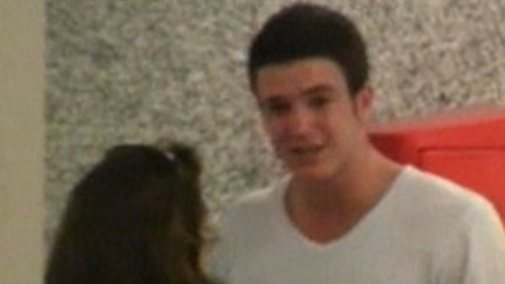 Alex Lequio y Andrea Guasch, mimos en el aeropuerto