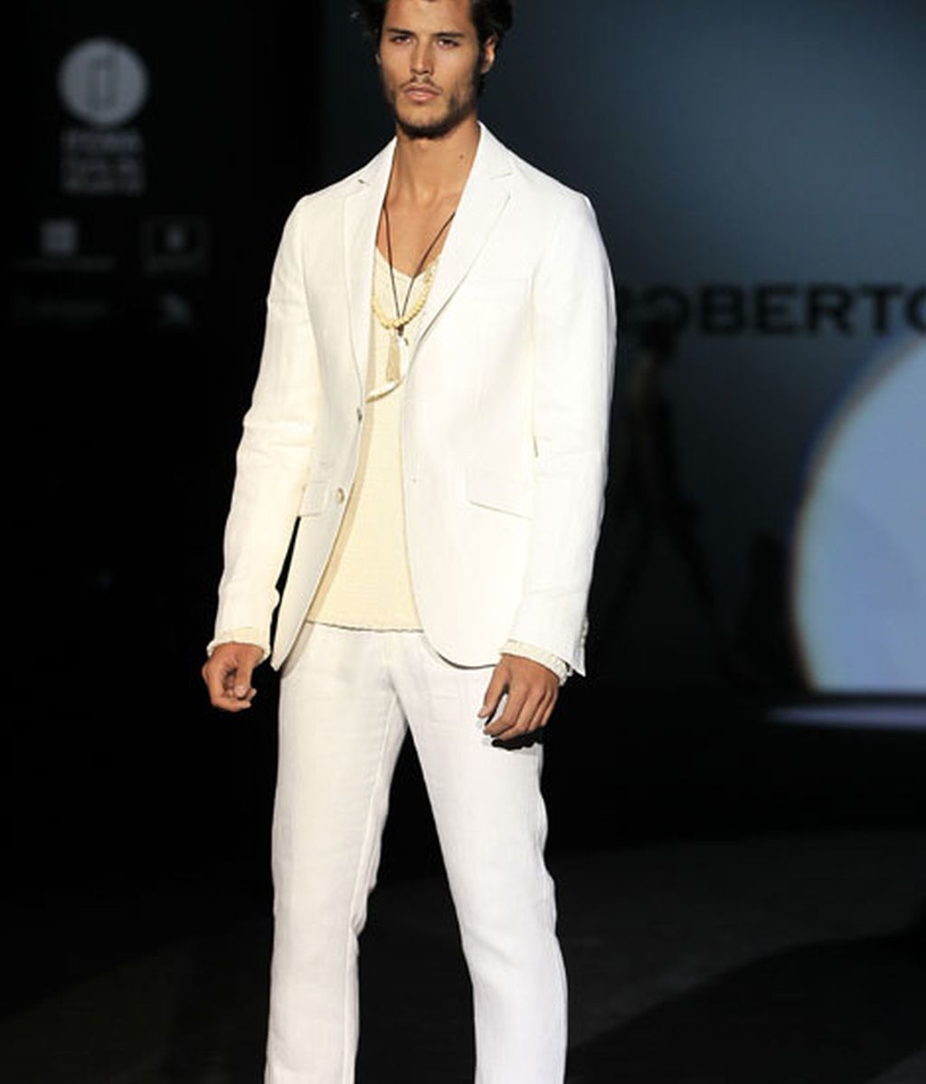 Kortajarena pone el broche a la sensualidad tribal de Roberto Verino