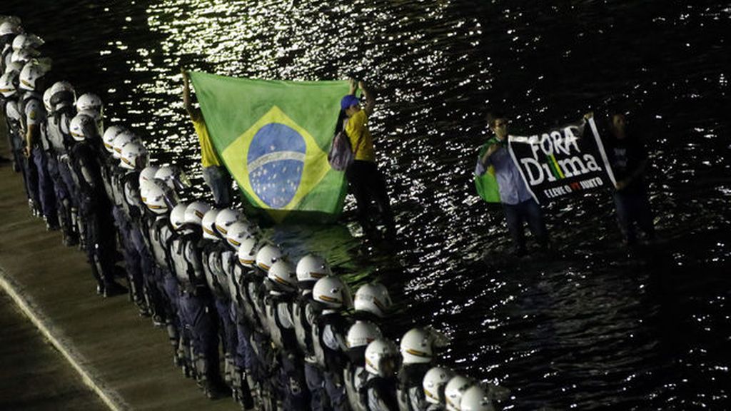 Centenares de brasileños siguen en las calles y exigen la renuncia de Rousseff